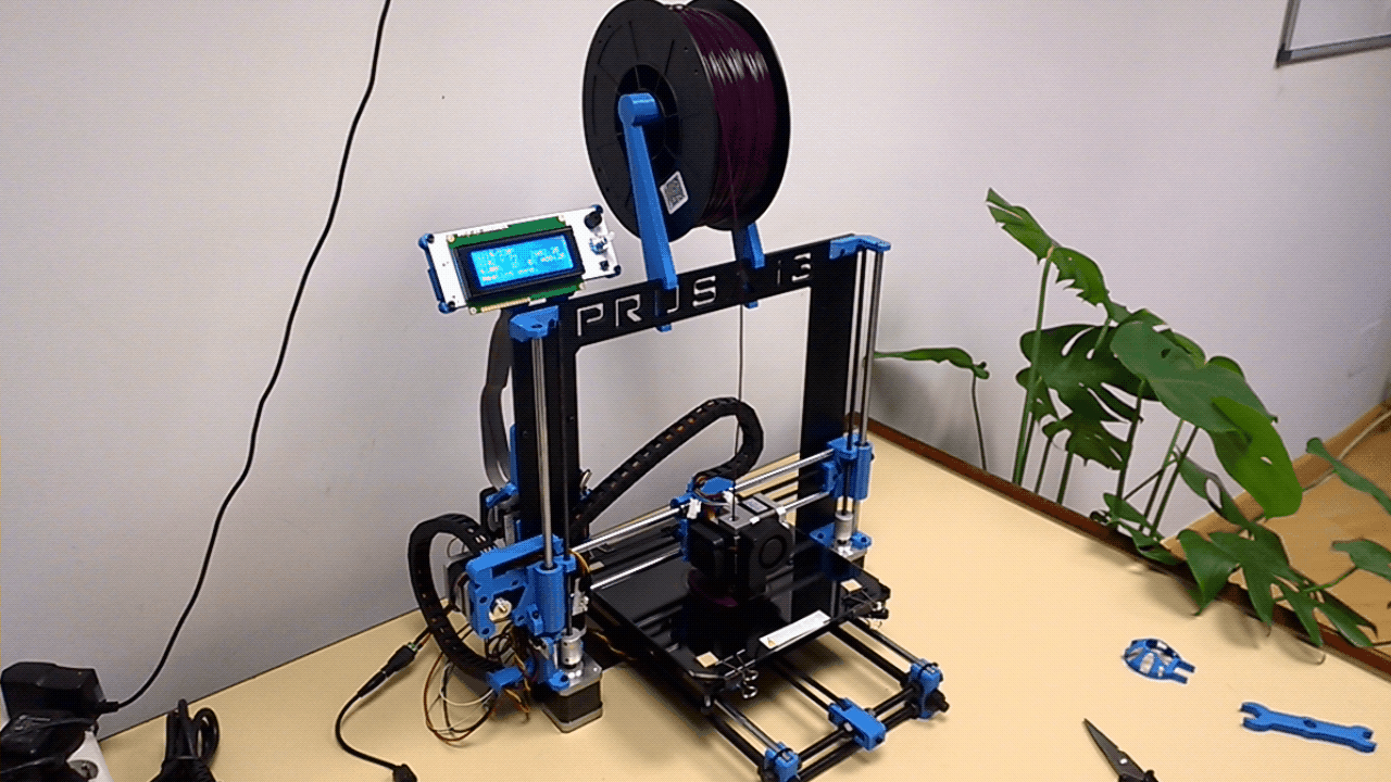 Las impresoras 3D bajo el paradigma de la Industria 4.0 se convierten en herramientas clave para la fabricación inteligente, flexible y personalizada. Integradas a redes digitales, sensores e Internet de las Cosas (IoT), permiten producir piezas bajo demanda, reducir desperdicios de material y acortar los tiempos de diseño–prototipo–producto final. En esta presentación analizaremos cómo la impresión 3D se conecta con sistemas ciberfísicos, la automatización y el análisis de datos, transformando los modelos tradicionales de producción hacia procesos más eficientes, conectados y adaptados a las necesidades del usuario.